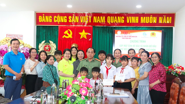 Quỹ CTXH AHLLVTND Phan Trọng Bình cùng Cty CPTMDV Cần Giờ và IVNTV tặng quà Tết, trao kinh phí đỡ đầu năm 2024 cho trẻ em mồ côi đặc biệt khó khăn tỉnh Bình Thuận