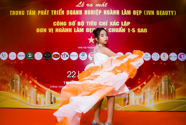 Model Kid Phùng Phạm Ngọc Tiên thể hiện cá tính nổi bật tại lễ ra mắt IVN Beauty và công bố các spa - thẩm mỹ viện đạt chuẩn 1-5 sao